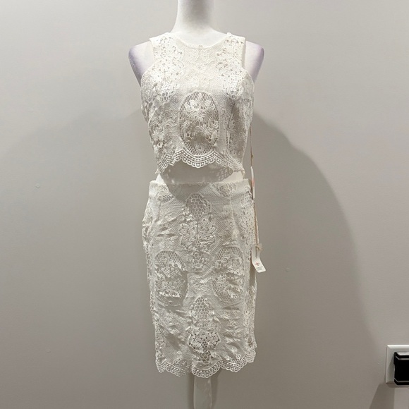 L'ATISTE Dresses & Skirts - L'ATISTE Elegant Lace Top with Matching Skirt